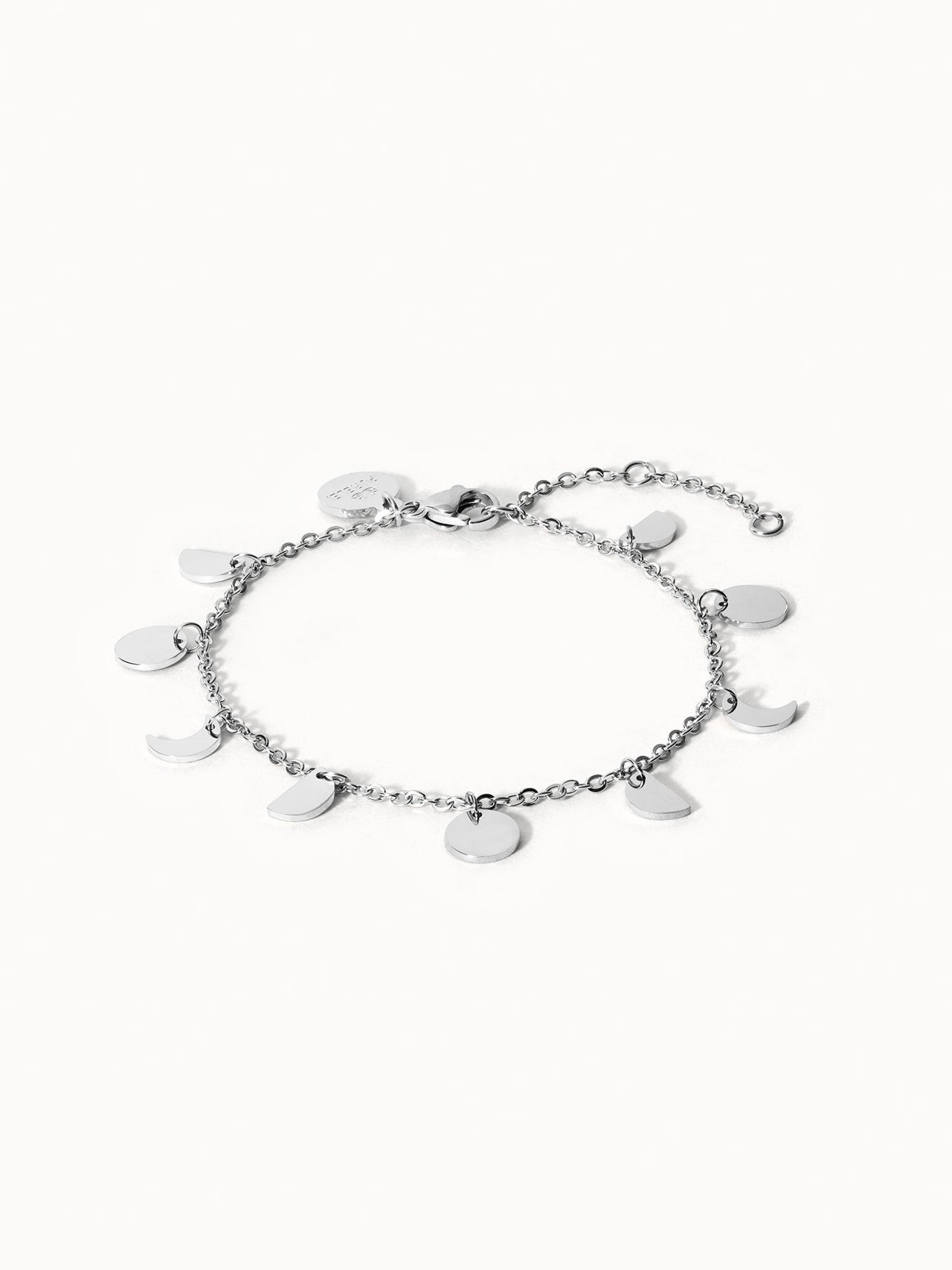 Silbernes Luna Armband mit Mondphasen-Anhängern, fein und nickelfrei, elegant auf hellem Hintergrund von PURELEI.