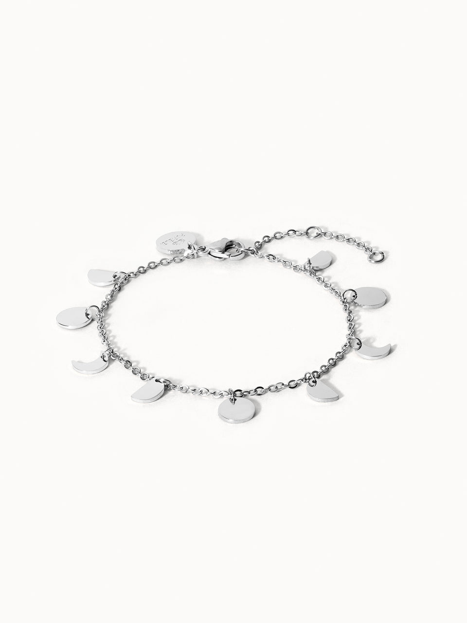 Silbernes Luna Armband mit Mondphasen-Anhängern, fein und nickelfrei, elegant auf hellem Hintergrund von PURELEI.