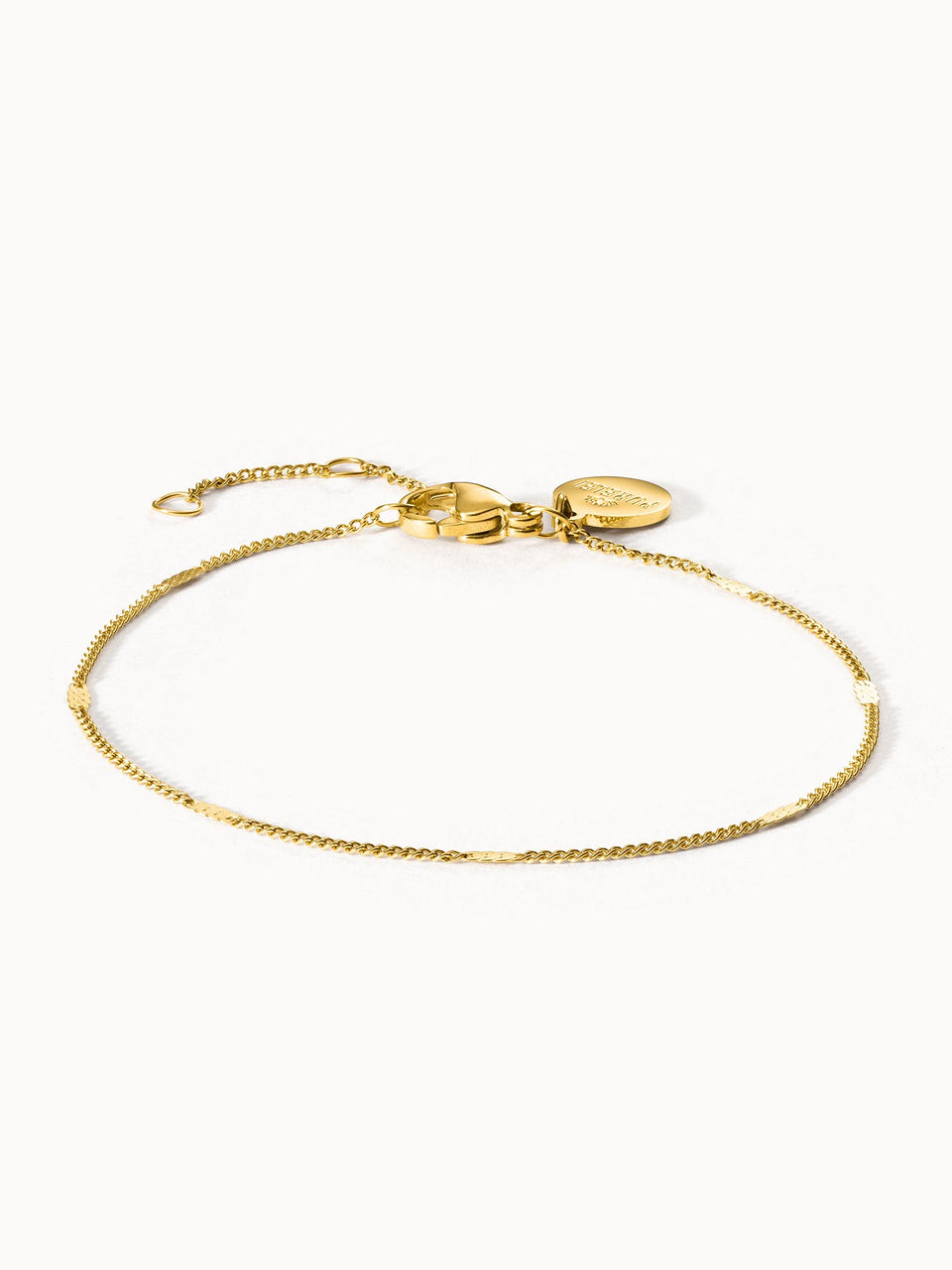 Surprise Box Medium Armband von PURELEI, 18K vergoldet, fein, elegant, minimalistisches Design mit warmem Island-Spirit.