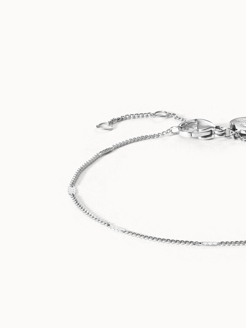 Silvernes Surprise Box Medium Armband aus nickelfreiem Edelstahl, schlicht elegant, in hochwertiger PURELEI-Ästhetik.