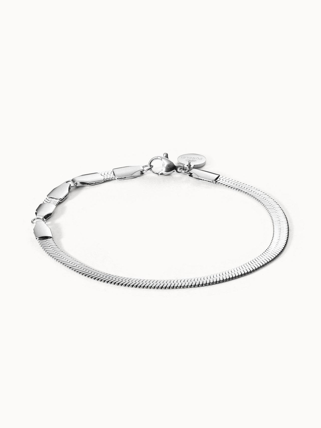 I'lalo Armband aus nickelfreiem Silber mit feiner Schlangenstruktur, elegant und vielseitig von PURELEI.