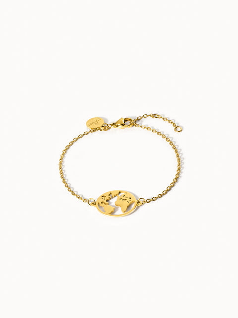 Goldenes PURELEI World Map Armband aus 18K vergoldetem Edelstahl mit filigraner Weltkartenscheibe, elegant und zeitlos.