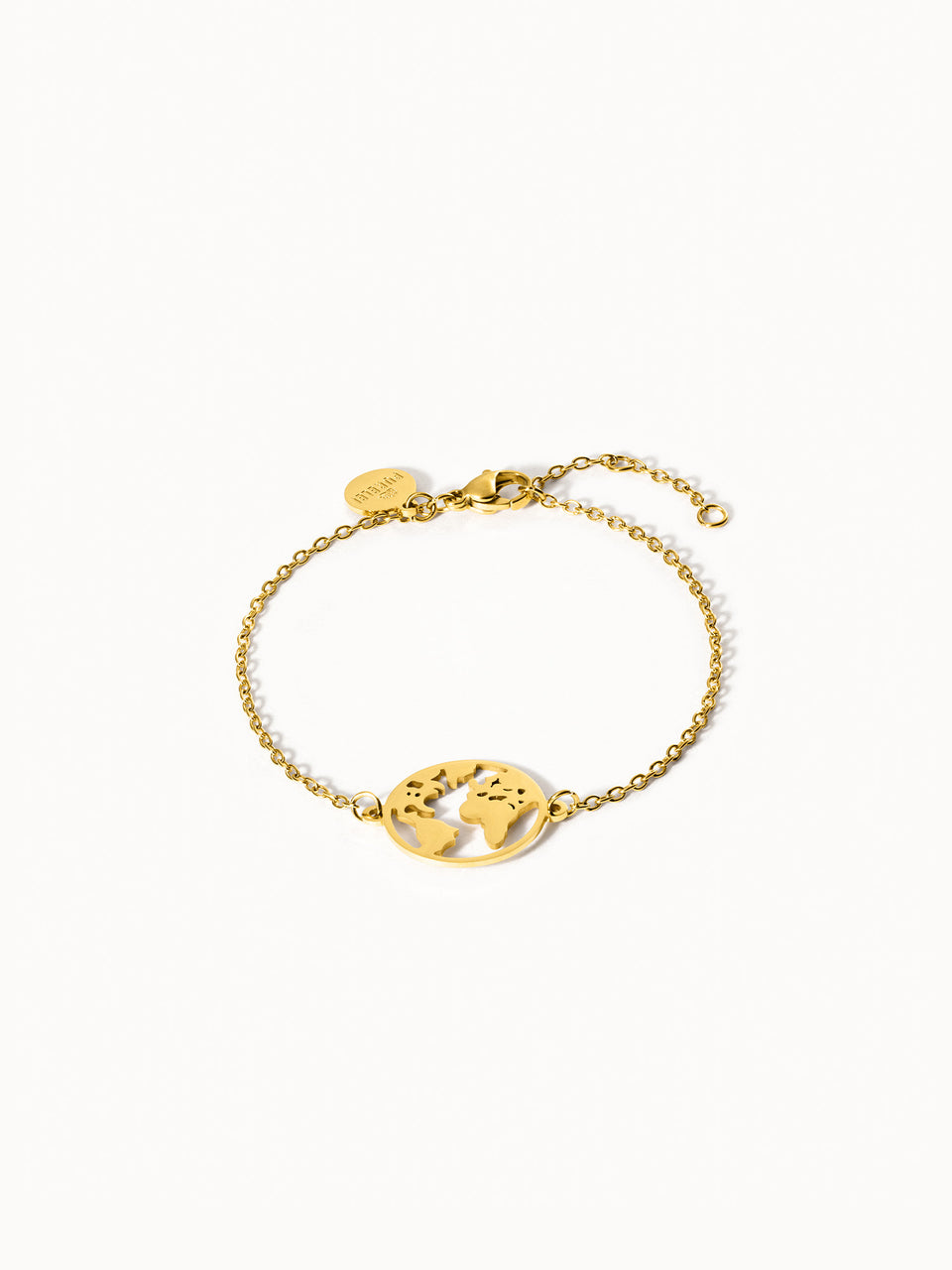 Goldenes PURELEI World Map Armband aus 18K vergoldetem Edelstahl mit filigraner Weltkartenscheibe, elegant und zeitlos.