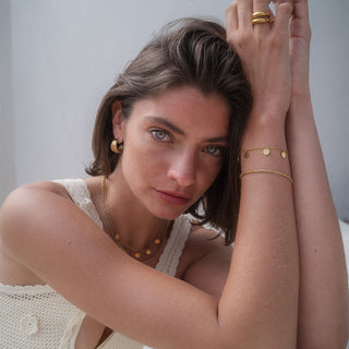 Roségoldenes Armband und Ohrringe von PURELEI, elegant und feminin, getragen mit zartem Outfit.
