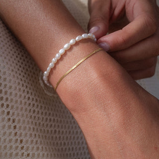 Zartes PURELEI Armband aus rosa Perlen und feinem Silber, getragen am Handgelenk.