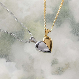 Silberne Herzanhänger-Kette von PURELEI auf hellem Hintergrund, elegant und modern.