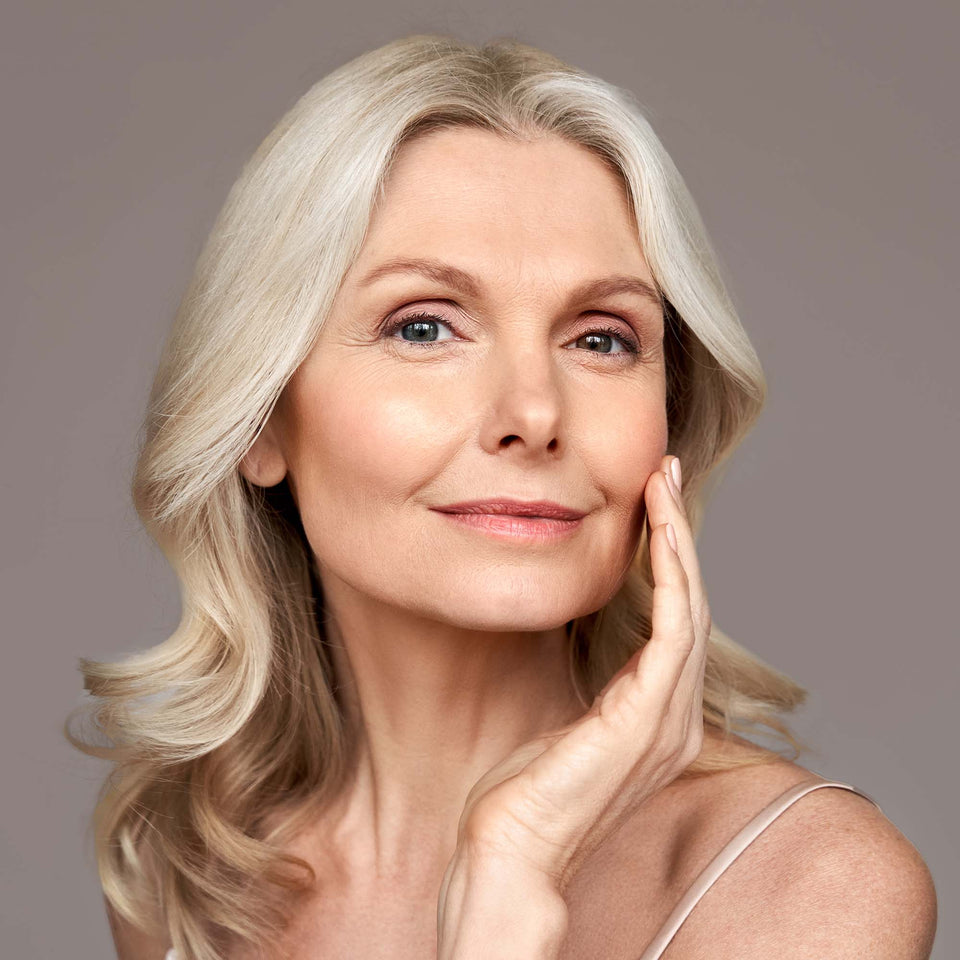 PURELEI Ceramide Barrier Repair Cream auf gepflegter, strahlender Haut in warmem, natürlichem Licht