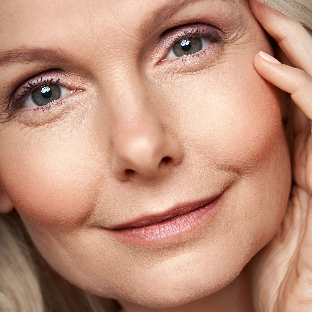 PURELEI Ceramide Barrier Repair Cream auf gepflegter Haut, strahlend und geschmeidig, für trockene Hauttypen.