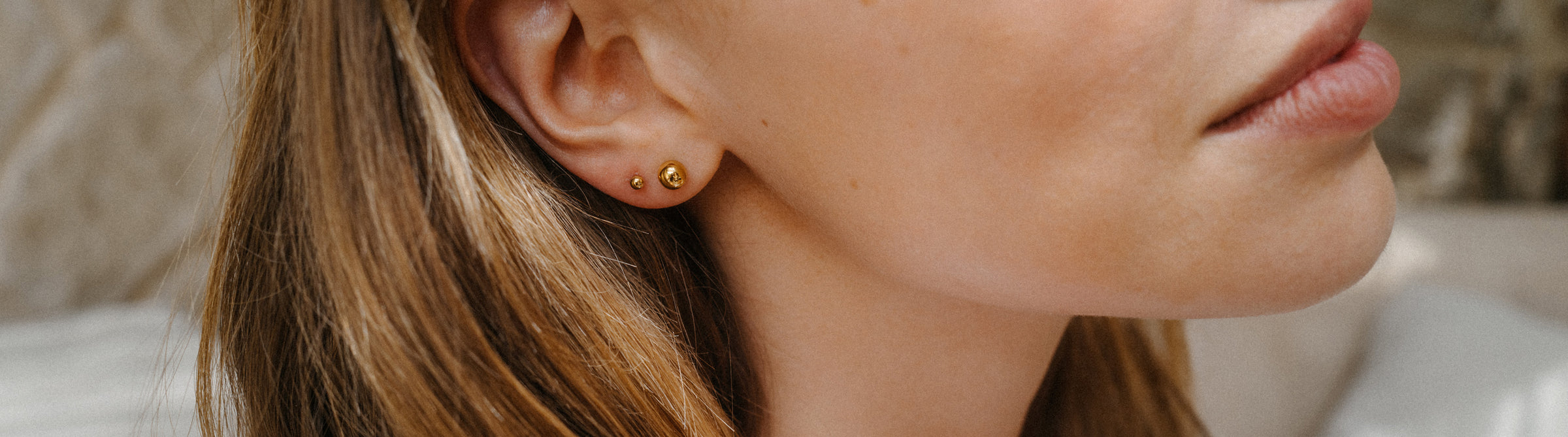 Roségoldene Ohrringe mit minimalistischen Kugeldesign von PURELEI, elegant und feminin.