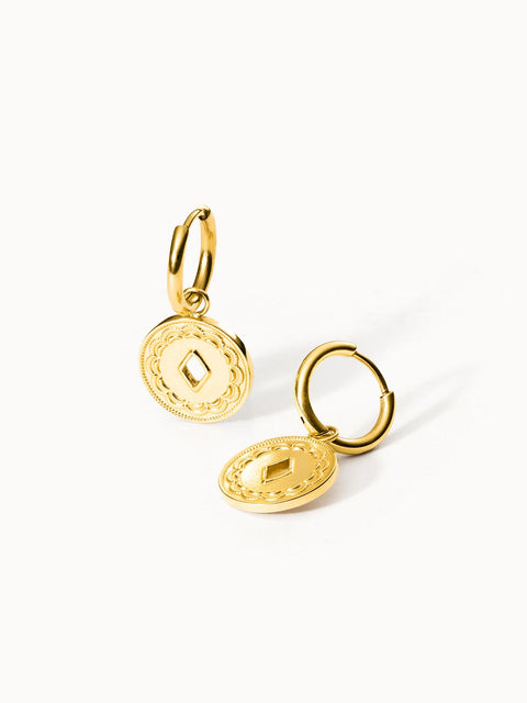 PURELEI Lolani Ohrringe goldene Creolen mit gemustertem Coin, elegant und nickelfrei, symbolisch für Insel-Spirit.