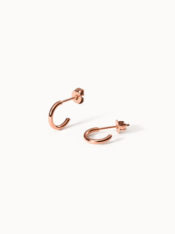 PURELEI Eye Creolen in Roségold, minimalistisch glänzend, edel auf hellem Hintergrund, feminin und zeitlos