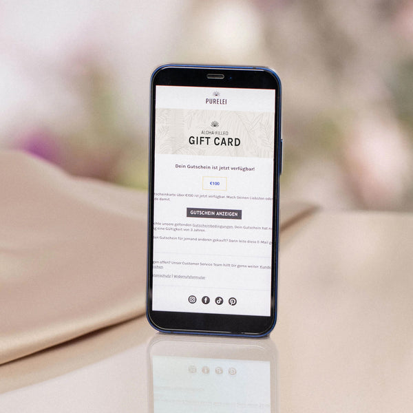 Smartphone zeigt PURELEI Gutschein per E-Mail mit klarem, elegantem Design, warm und einladend, PURELEI