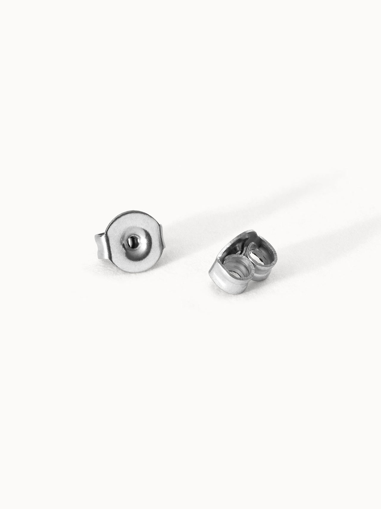 Ohrring Steckverschlüsse aus nickelfreiem Silber, minimalistisch und zeitlos, auf hellem Hintergrund, PURELEI.