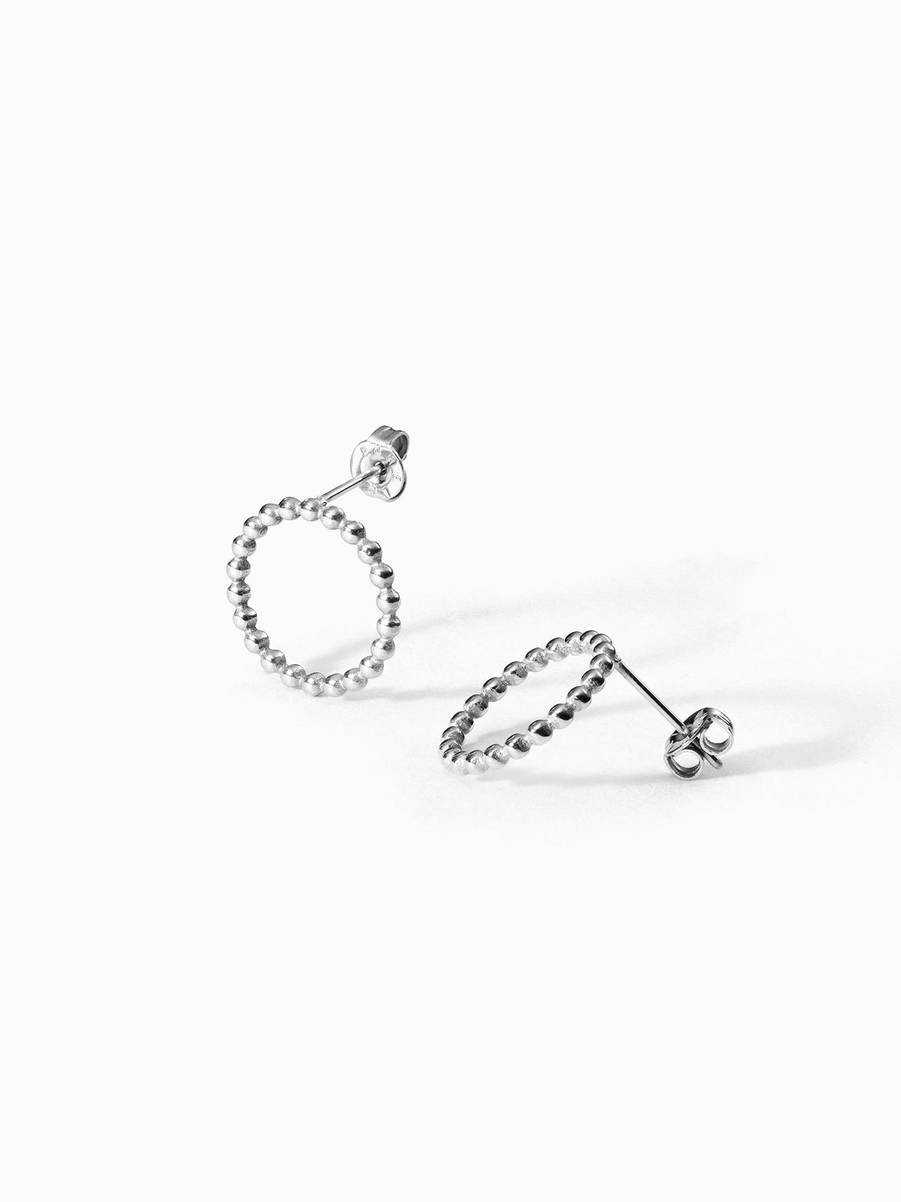 PURELEI Karma Ohrringe aus nickelfreiem Silber mit kreisförmigem Perlen-Design, elegant und zeitlos.