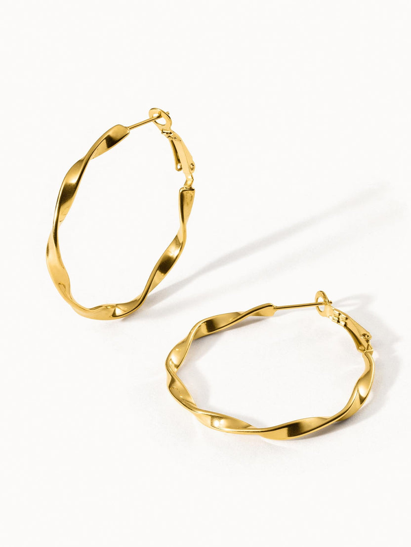 PURELEI Ke Kai Ohrringe aus 18K goldvergoldetem Edelstahl mit twistet Design, elegant und feminin.