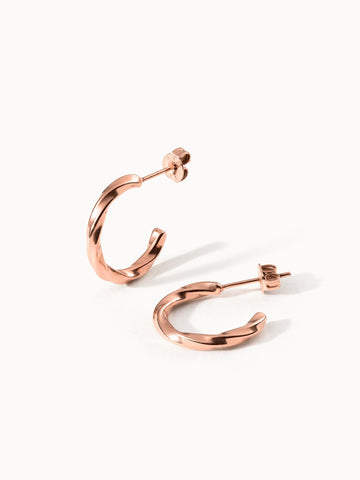 Roségoldene Kelani Ohrringe aus 18K vergoldetem Edelstahl mit gedrehtem Design auf hellem Hintergrund, PURELEI.