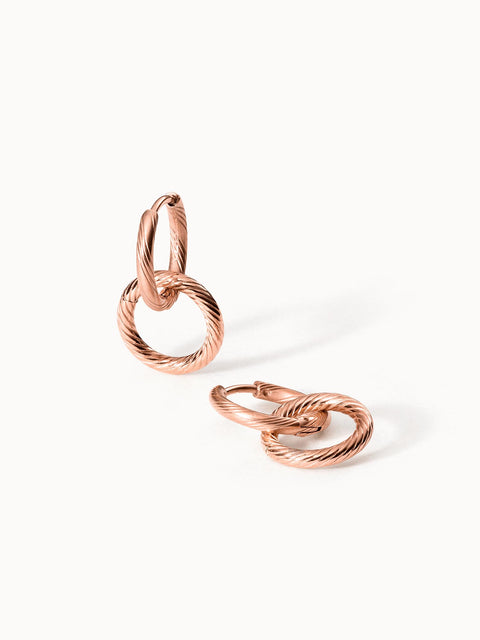 PURELEI Kii Elua Ohrringe aus roségoldenem Edelstahl mit feiner Struktur und elegantem Kreiselement auf hellem Hintergrund