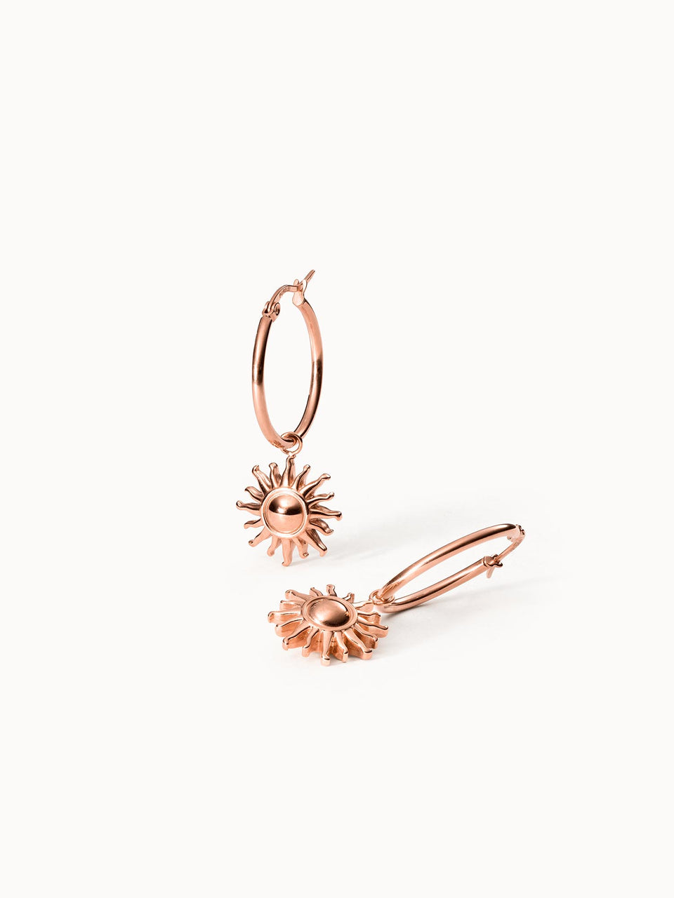 PURELEI Earring Sun Roségold Creolen mit Sonnen-Anhängern, elegant und femininer Island-Spirit-Style.
