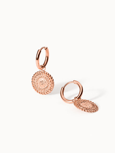 PURELEI Waina Ohrringe in Roségold, filigraner geprägter Charm an schlichter Creole, elegant und feminin.