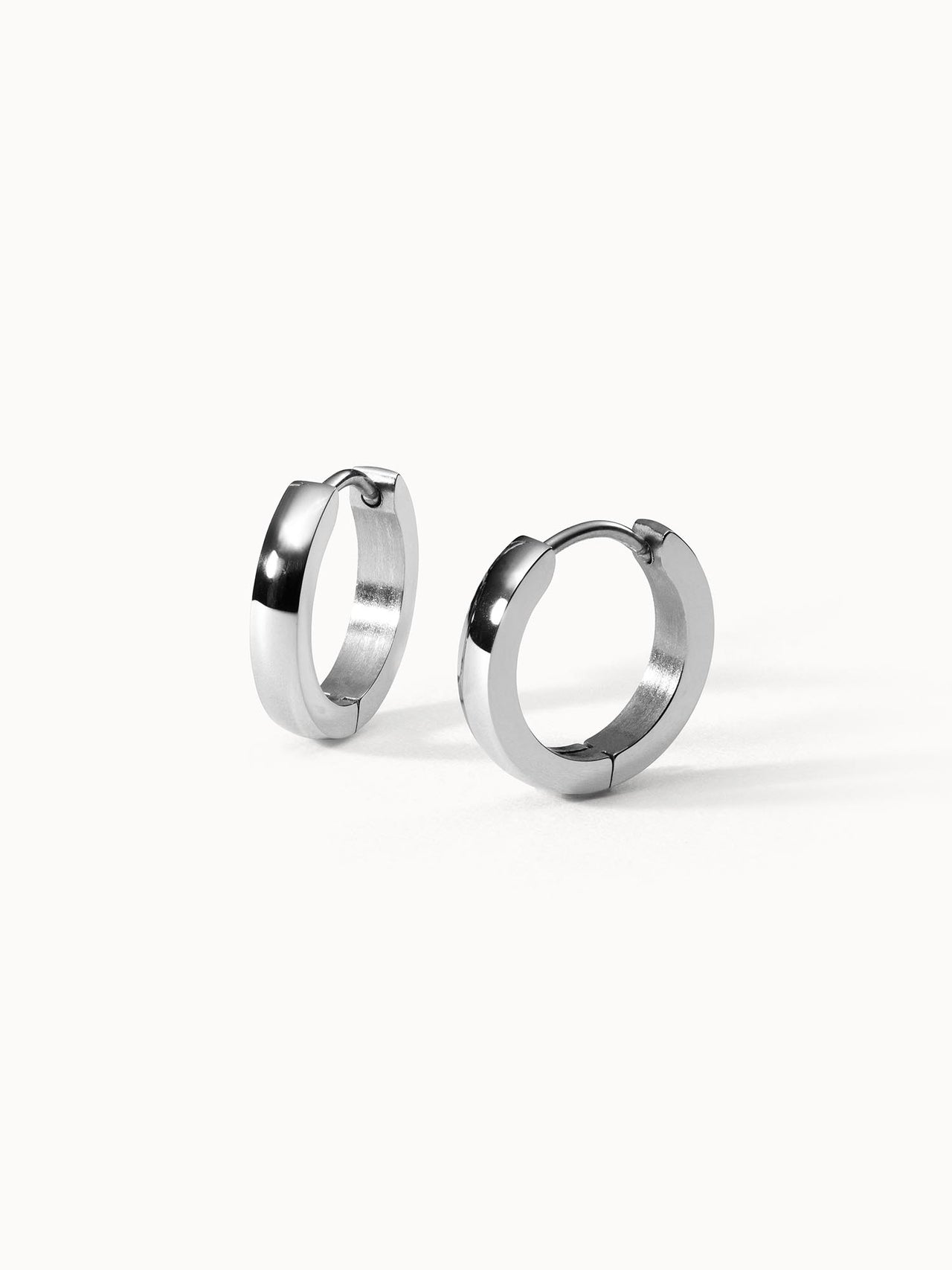 PURELEI Ike Ohrringe, nickelfreie silberne Creolen mit klarer Form, strahlen elegante Schlichtheit und zeitlose Schönheit aus.