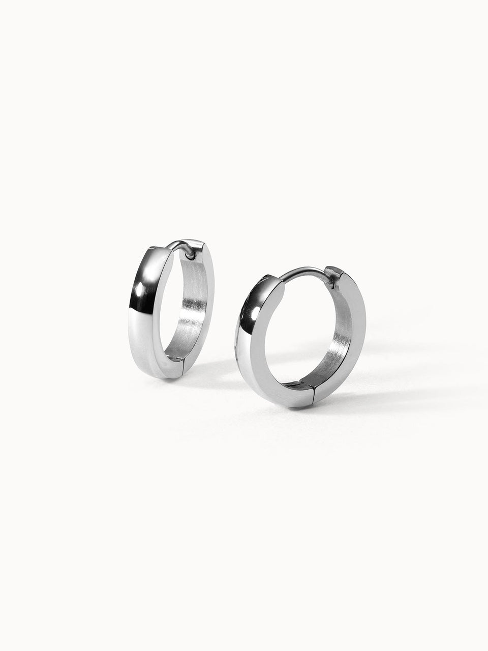 PURELEI Ike Ohrringe, nickelfreie silberne Creolen mit klarer Form, strahlen elegante Schlichtheit und zeitlose Schönheit aus.