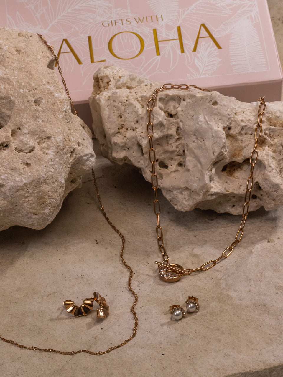 Air Schmuckset von PURELEI mit vergoldeten Ketten und Ohrringen, elegant und nickelfrei, inspiriert von luftiger Leichtigkeit.