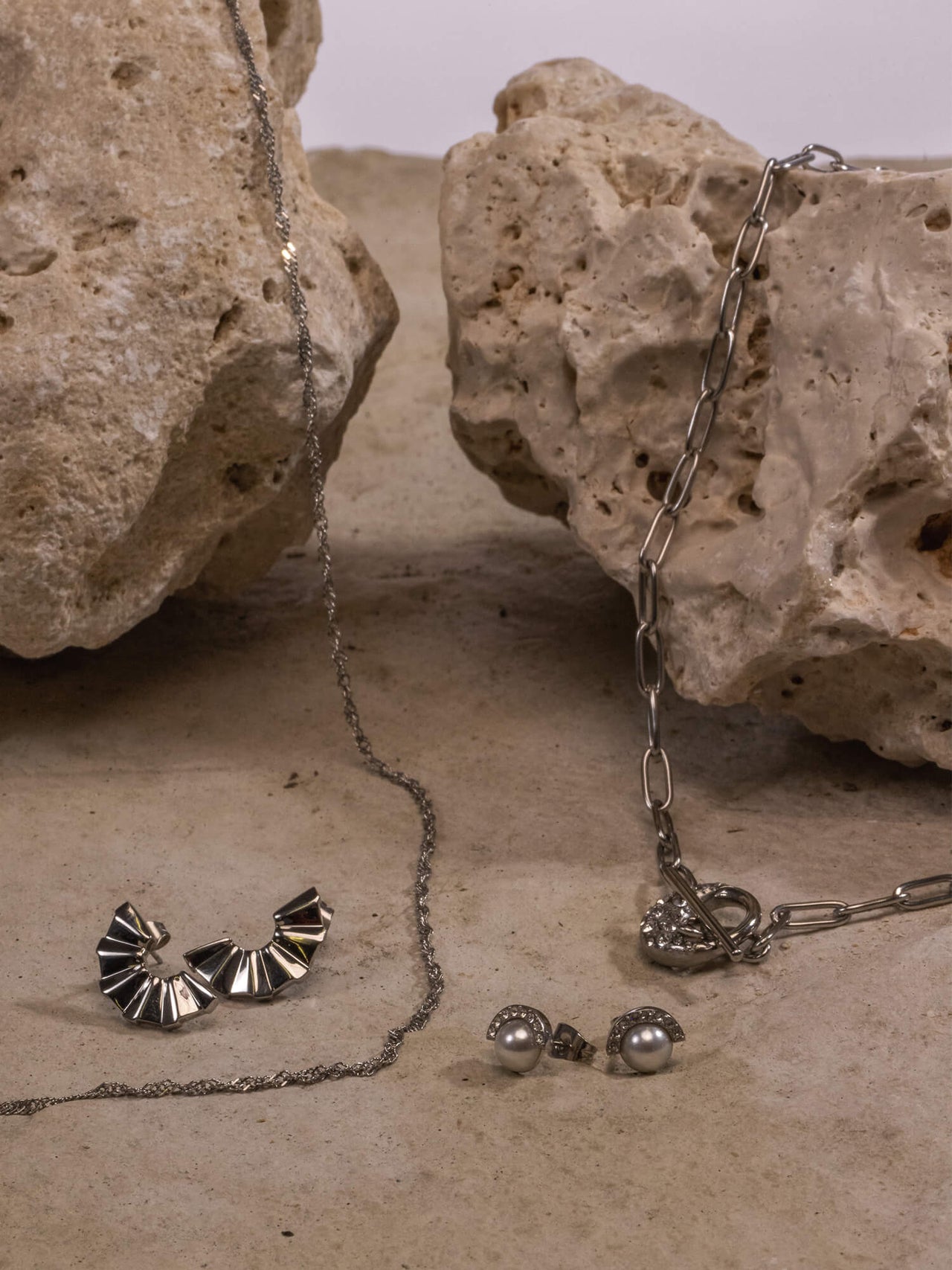 Air Schmuckset von PURELEI mit silberner Kette, Muschel-Perlenohrringen und modernem Statement-Design in natürlicher Ästhetik