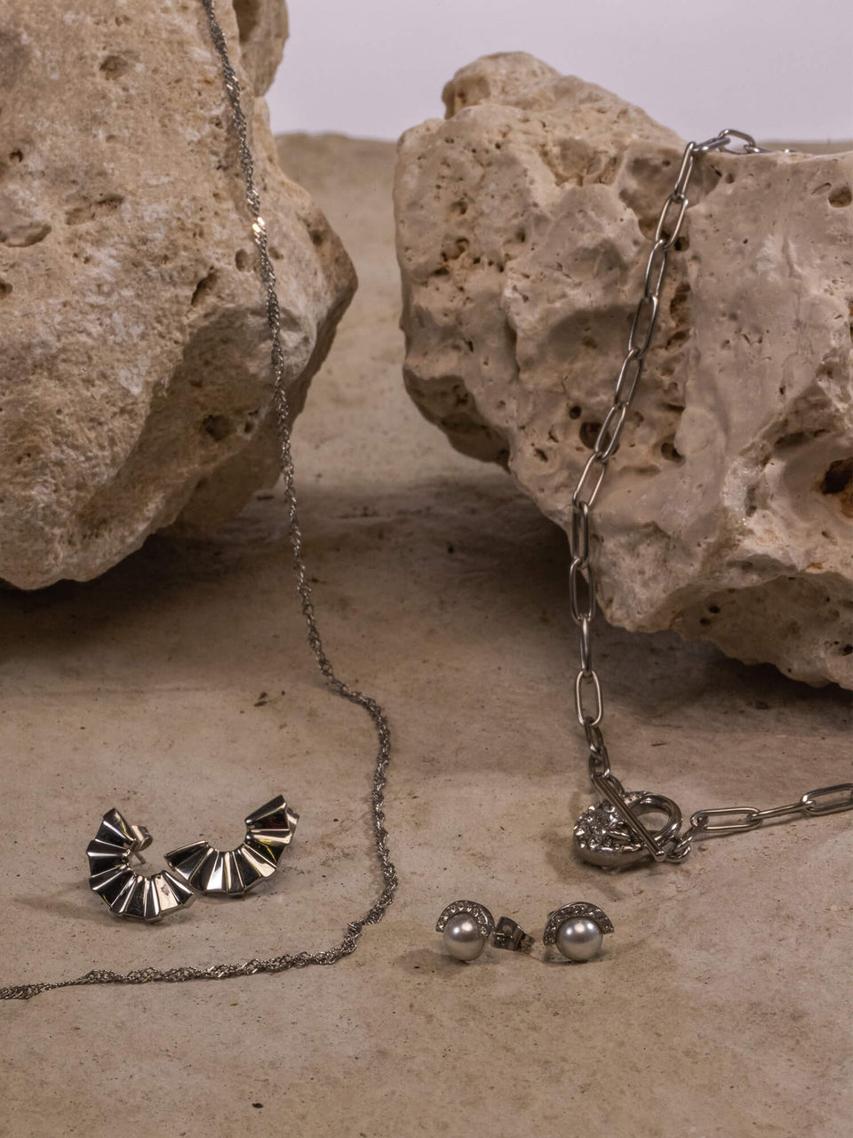 Air Schmuckset von PURELEI mit silberner Kette, Muschel-Perlenohrringen und modernem Statement-Design in natürlicher Ästhetik