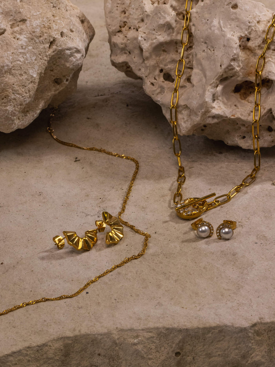 Air Schmuckset von PURELEI mit nickelfreiem, goldfarbenem Edelstahl und Perlen auf Naturstein, elegant und zeitlos.