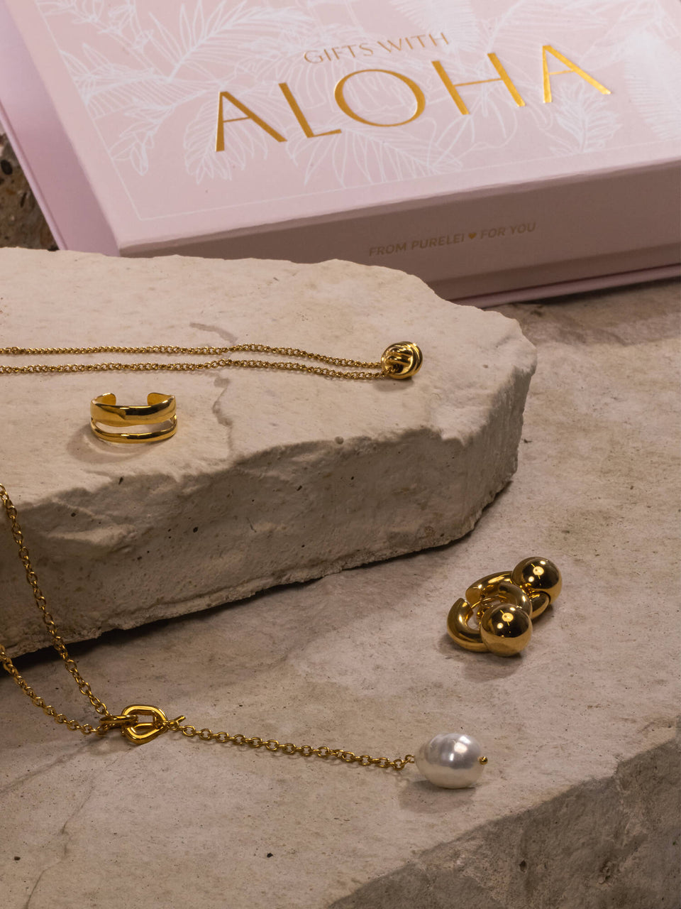 Aloha Schmuckset von PURELEI mit nickelfreiem, goldenem Ring, Perlenkette und wandelbaren Creolen in edlem Setting.