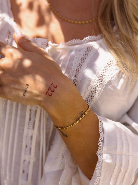{"color":"Gold"}