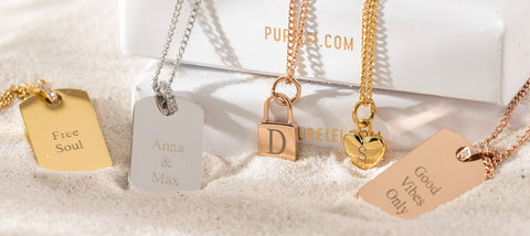Gravur-Service - Glimmer Charm in Roségold, Silber und Gold auf sandigem Leinen, elegante Hawaii-inspirierte Gravur von PURELEI