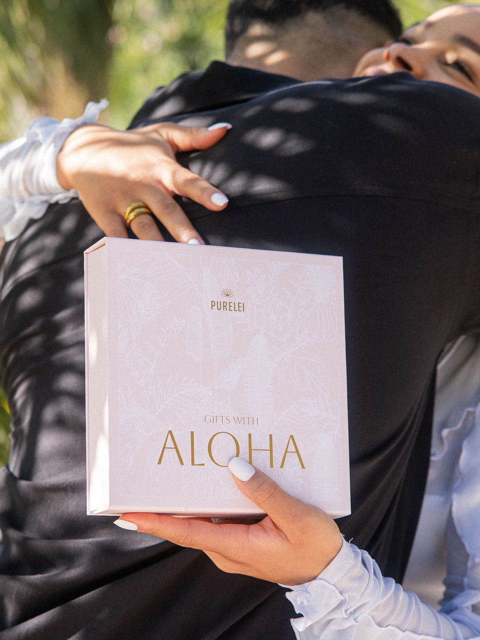 Wundervolle PURELEI Water Schmuckset Geschenkbox in zartem Rosé, verkörpert aloha spirit und feminine Eleganz.
