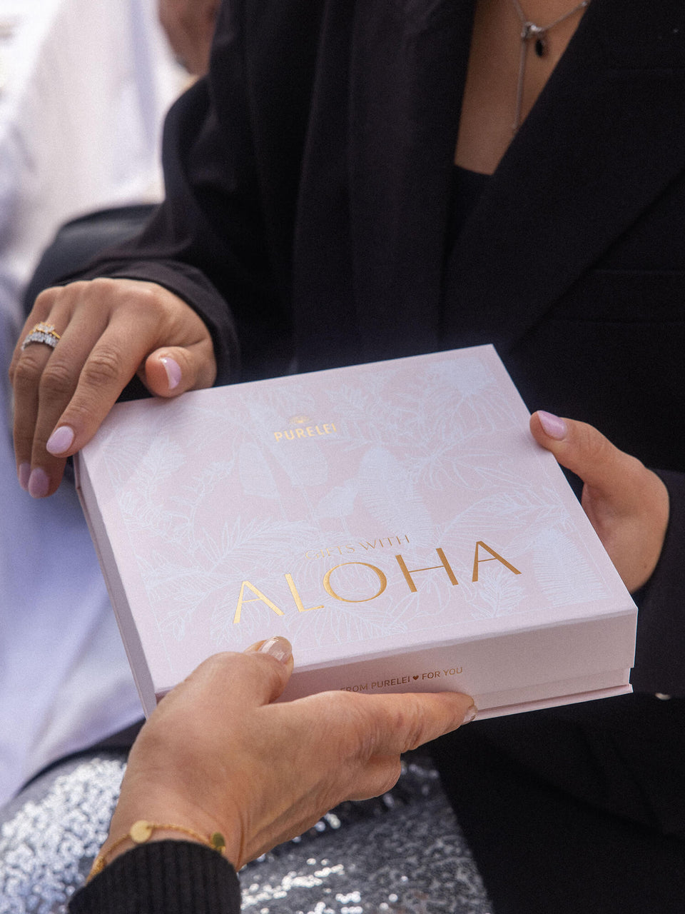 Elegante Geschenkbox des PURELEI Aloha Schmucksets in zartem Rosé mit edlem, femininen Design für besondere Momente.