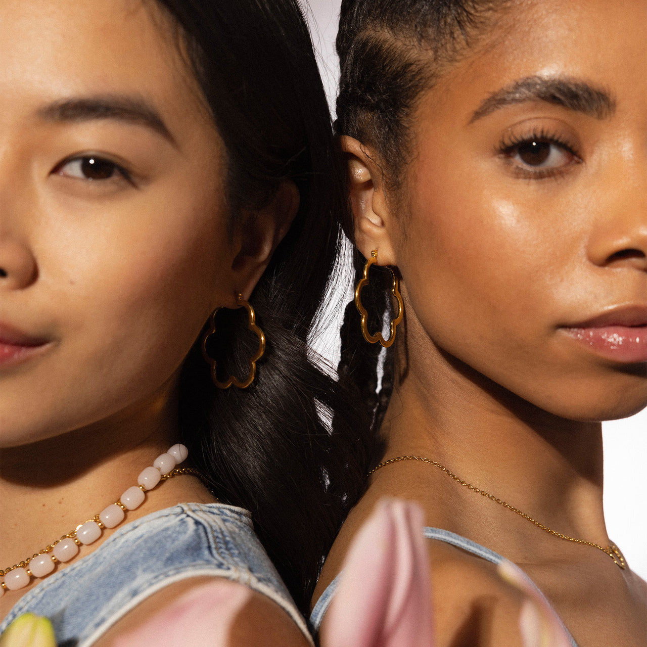 PURELEI Bloom Ohrringe in 18K Gold, blütenförmig, elegant und feminin, getragen vor hellem Hintergrund.