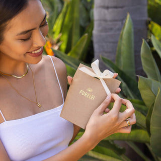 PURELEI Geschenkverpackung Basic aus braunem Kraftpapier mit cremeweißem Band, elegant und nachhaltig gestaltet.