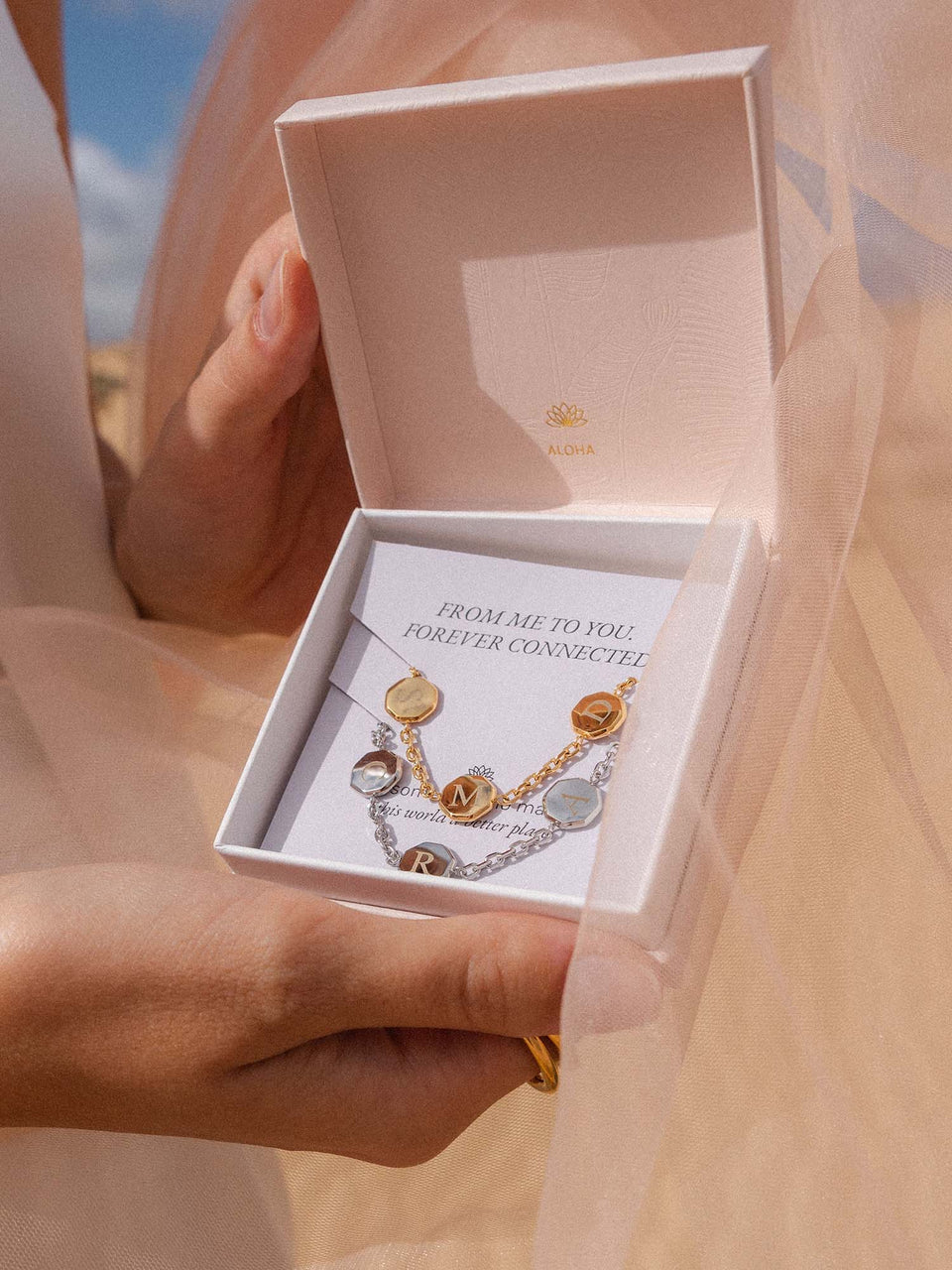 Eternal Connection Armband-Set von PURELEI in Gold und Silber mit personalisierbaren Anhängern in edler Schmuckbox