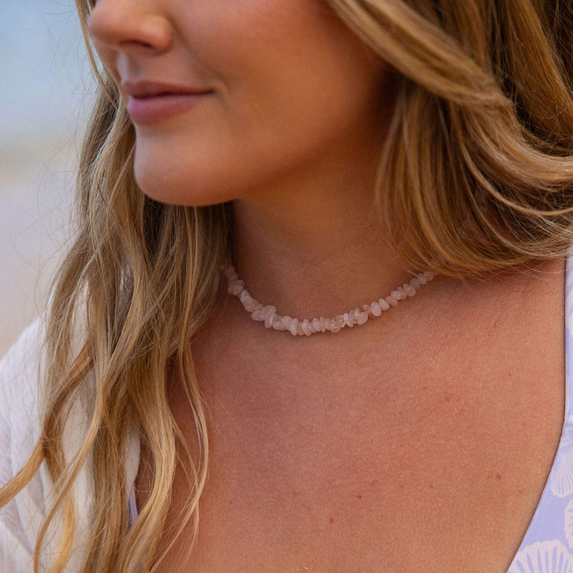 Zarte PURELEI Kette aus transparenten Steinen, getragen mit beachy Vibes.
