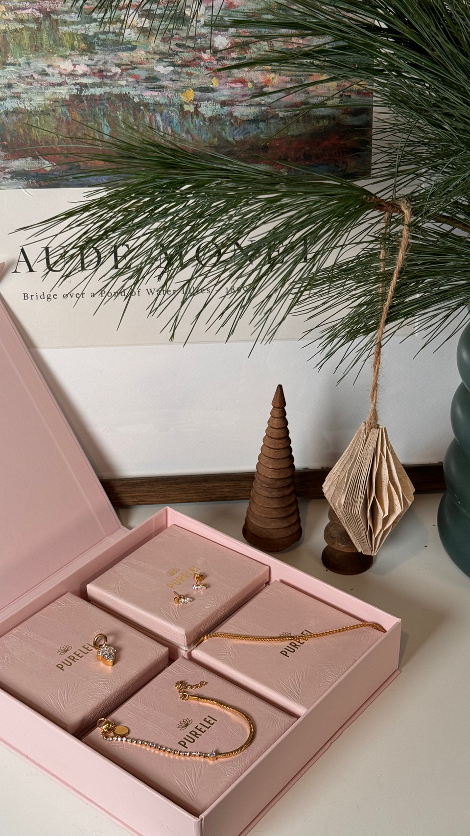 Fire Schmuckset von PURELEI mit goldener Snake-Chain Kette und funkelndem Zirkonia, elegant verpackt.
