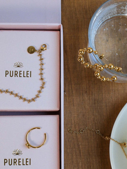 {"color":"Gold"}