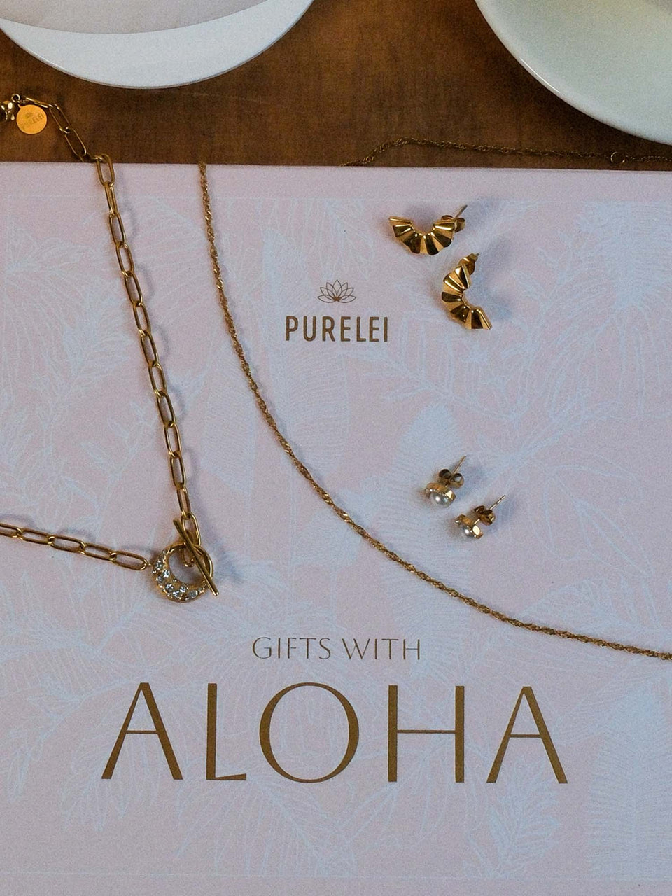 PURELEI Air Schmuckset mit goldenen Ketten und Ohrsteckern in edler Geschenkverpackung, feminine Leichtigkeit.