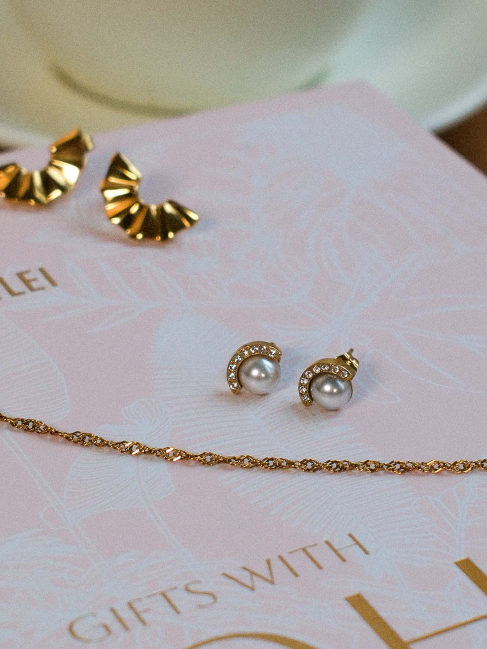 Air Schmuckset mit goldenen Fan-Ohrringen, vergoldeten Perlen-Halo-Ohrringen und filigraner Kette, PURELEI elegant.
