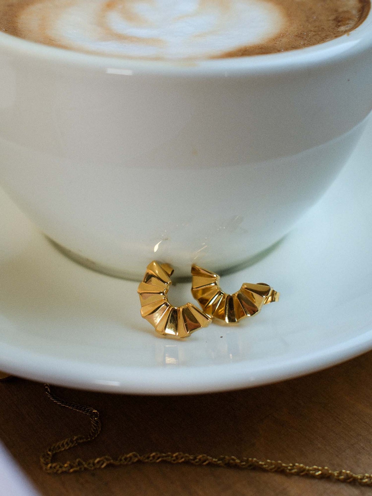 PURELEI Air Schmuckset mit vergoldeten Fan Ohrringen auf weißer Tasse, elegant und nickelfrei gestaltet