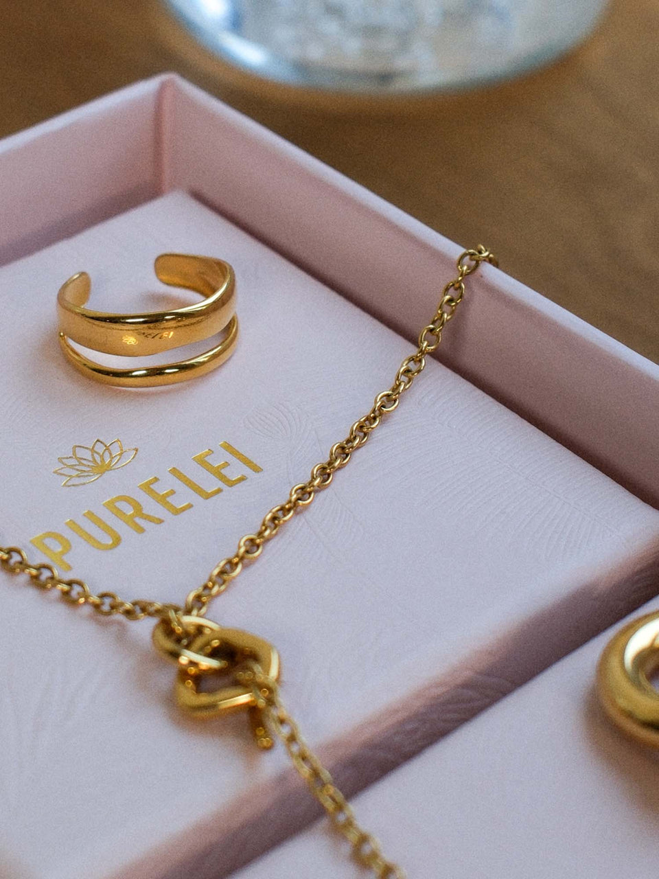 Aloha Schmuckset von PURELEI mit vergoldetem Ring und Kette mit beweglichem Knoten, elegant verpackt, nickelfrei.