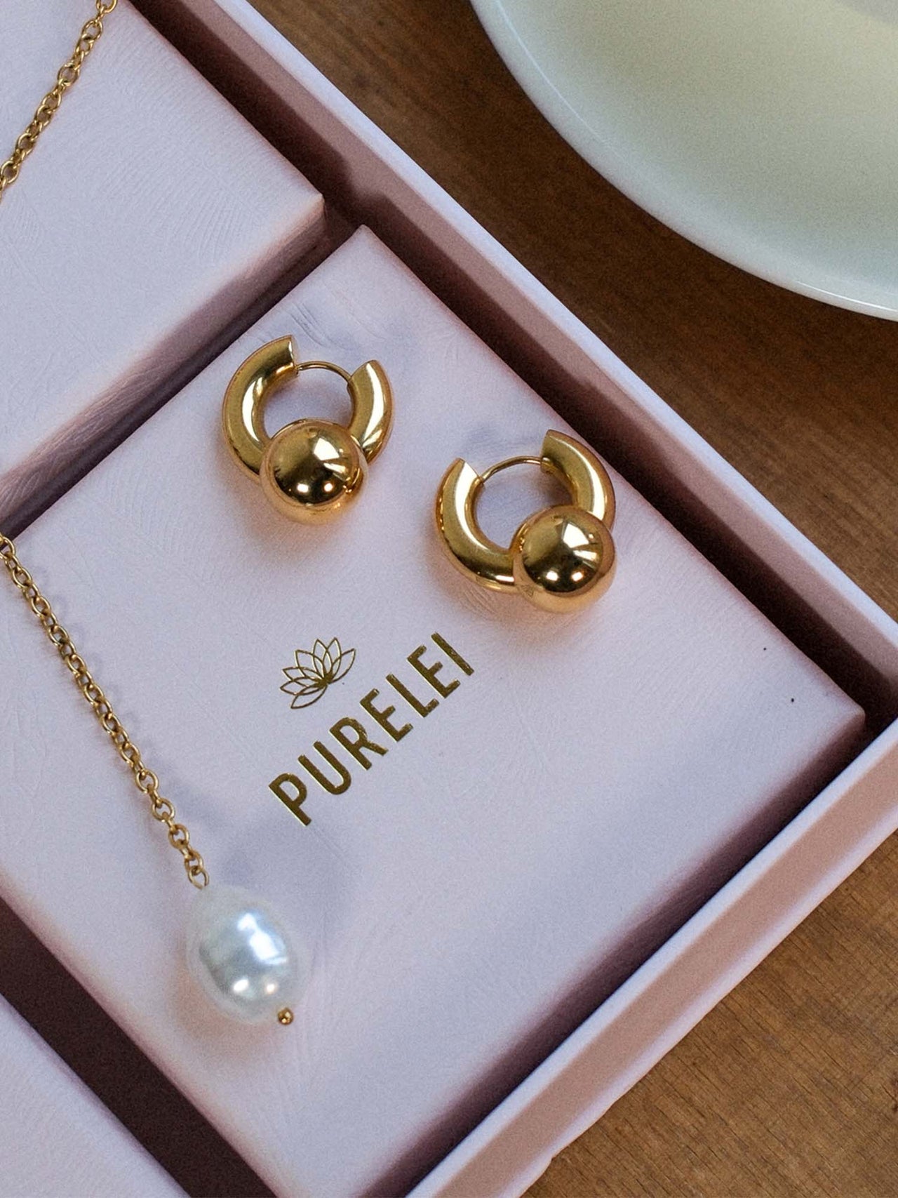 PURELEI Aloha Schmuckset mit 18K vergoldeten Creolen und Muschelperlenanhänger in edler Geschenkbox.
