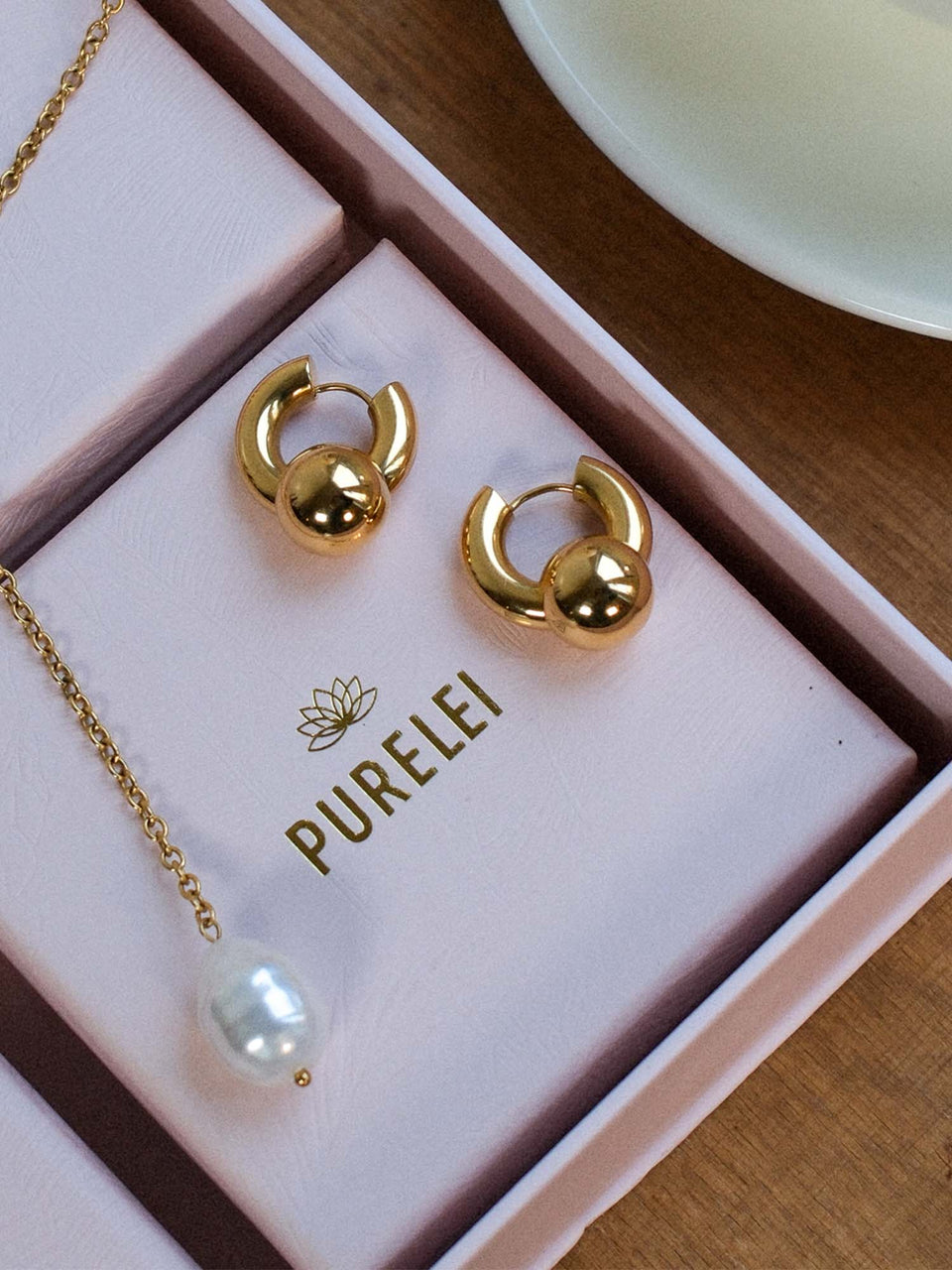 PURELEI Aloha Schmuckset mit 18K vergoldeten Creolen und Muschelperlenanhänger in edler Geschenkbox.