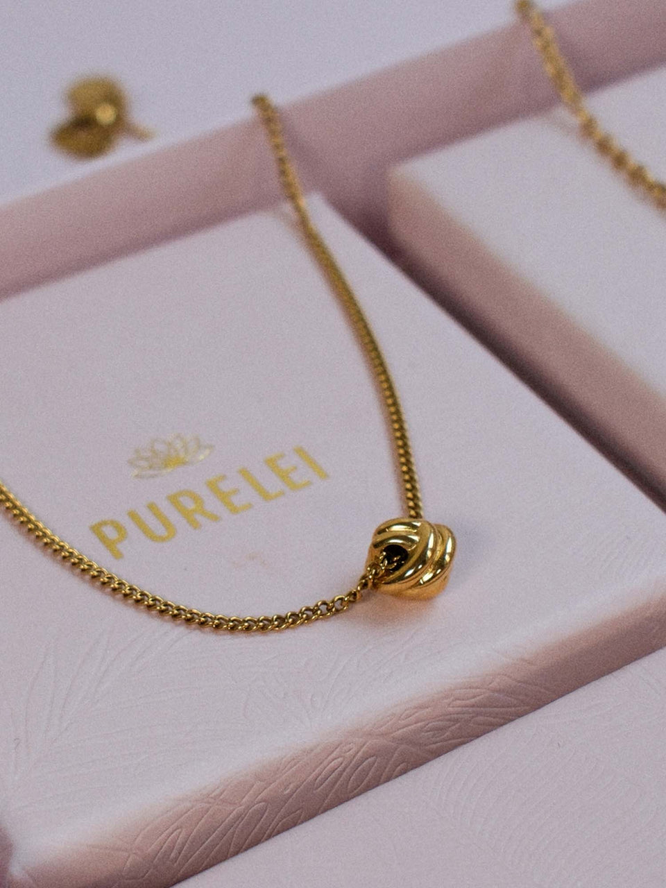 PURELEI Aloha Schmuckset: Feine, 18K vergoldete Kette mit fließendem Knotendesign in edler Geschenkbox, zeitlos elegant.