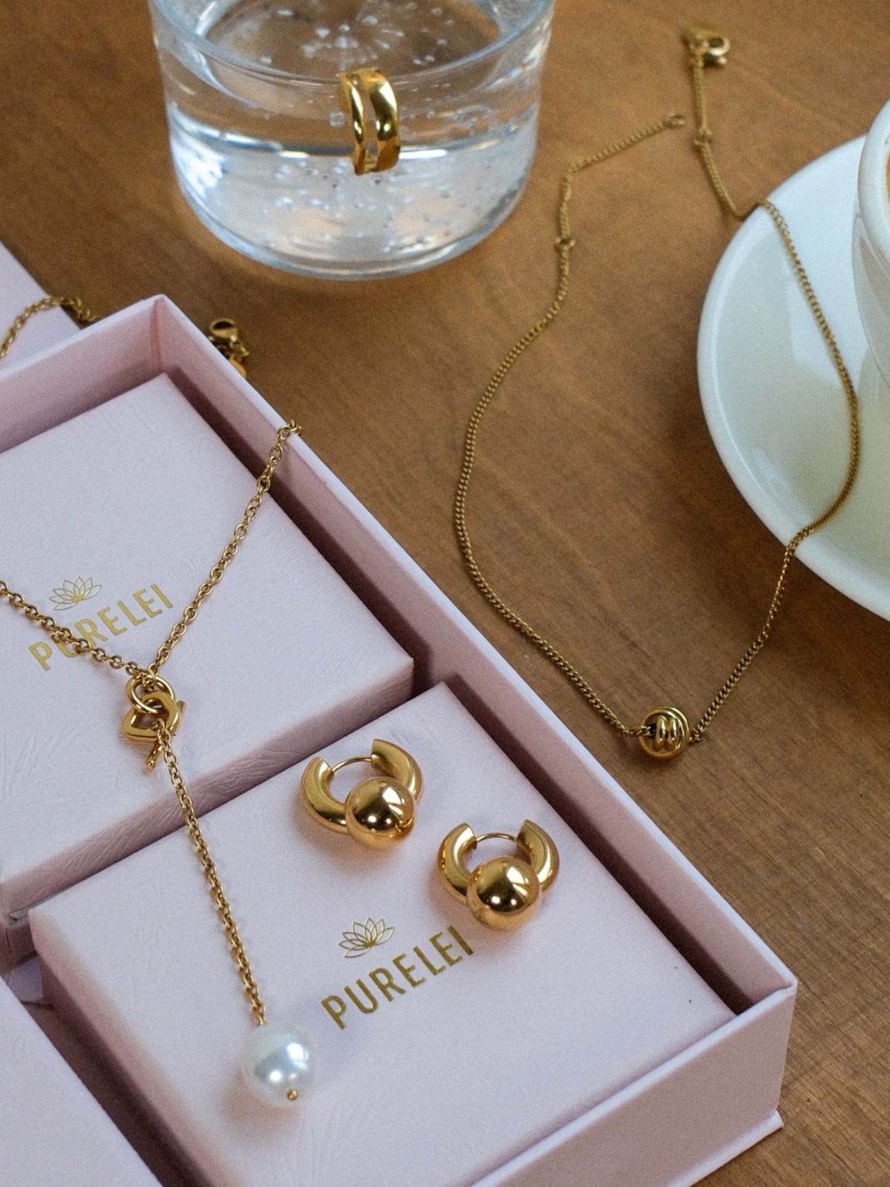 PURELEI Aloha Schmuckset mit 18K goldvergoldeter Kette, Perlenanhänger und beweglichen Kugel-Creolen, elegant verpackt.