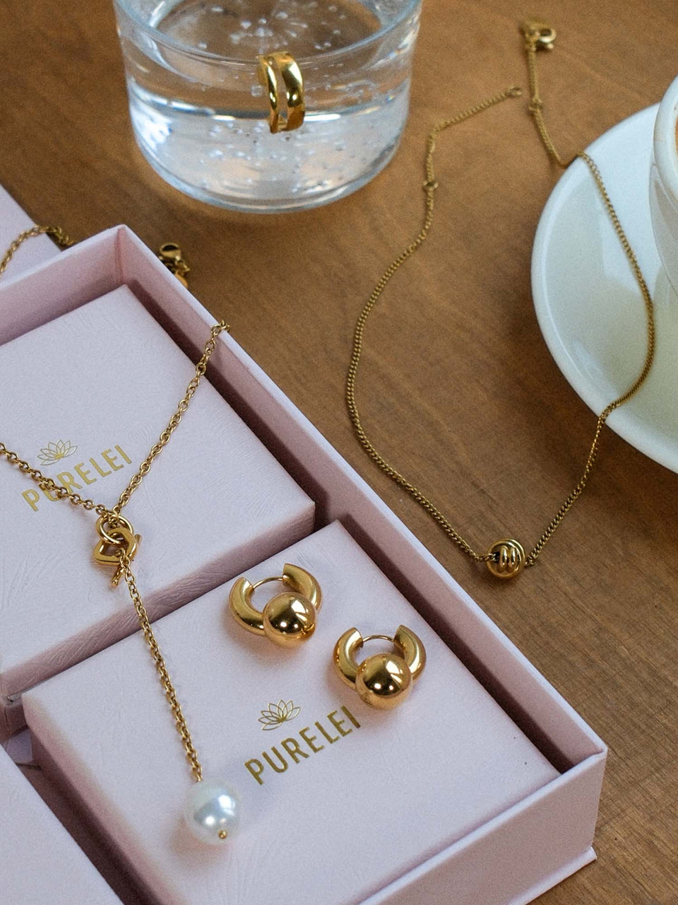 PURELEI Aloha Schmuckset mit 18K goldvergoldeter Kette, Perlenanhänger und beweglichen Kugel-Creolen, elegant verpackt.