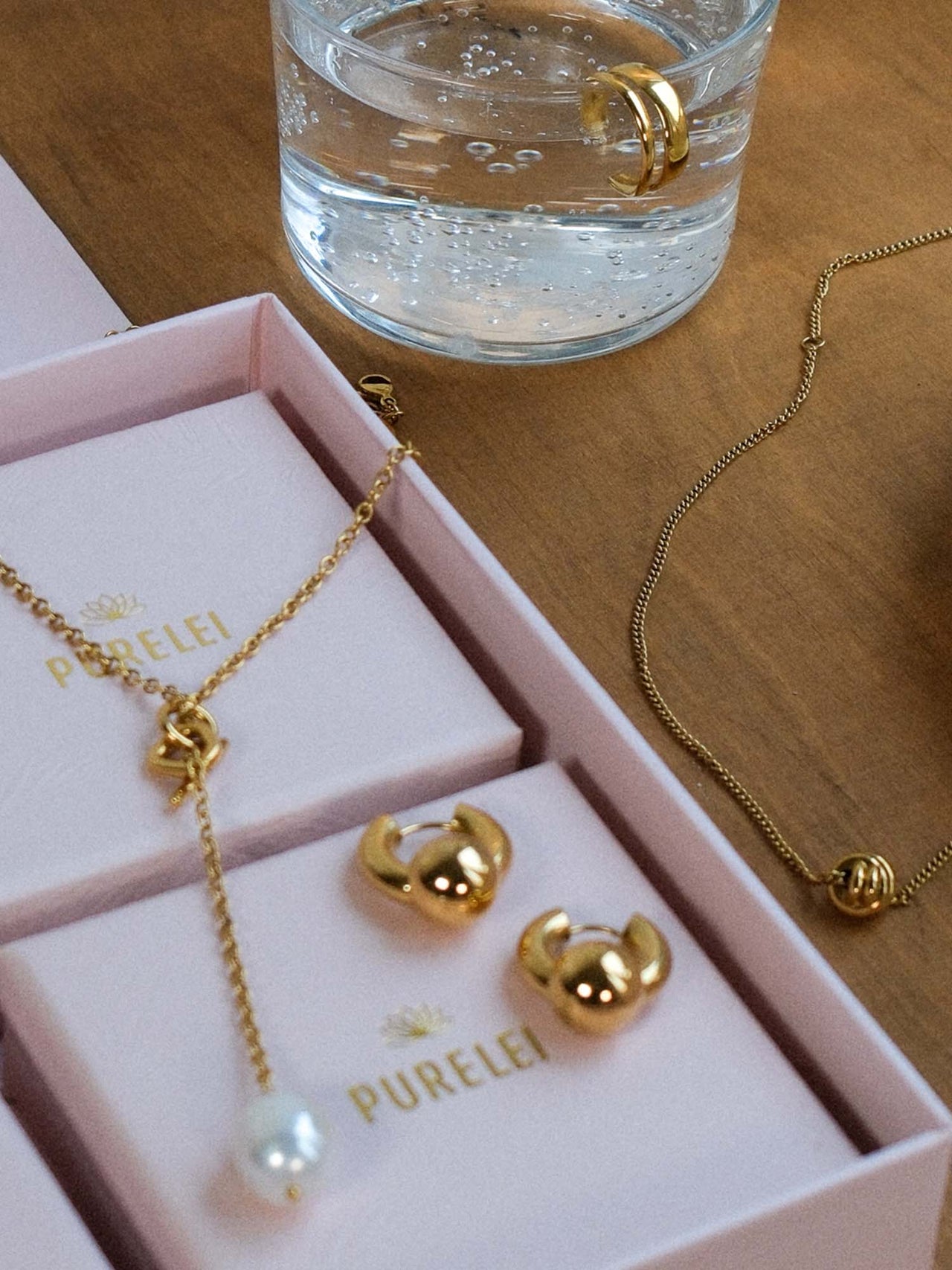 Aloha Schmuckset von PURELEI mit goldener Knot-Kette, Perlenanhänger, Creolen und Ring, zeitlos elegant, wasserfest.